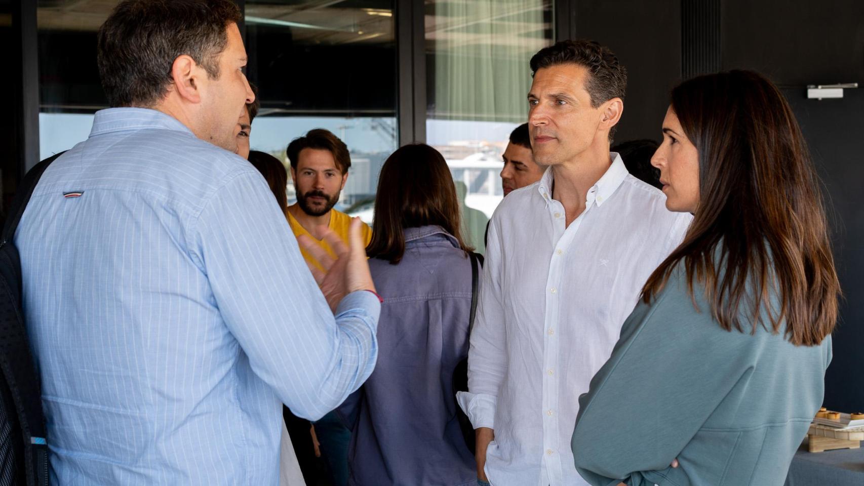 Diego Ballesteros escucha las explicaciones de un emprendedor durante su visita a Valencia el pasado 9 de abril para participar en la final de la séptima Edición de Scale Up de CEEI Valencia.