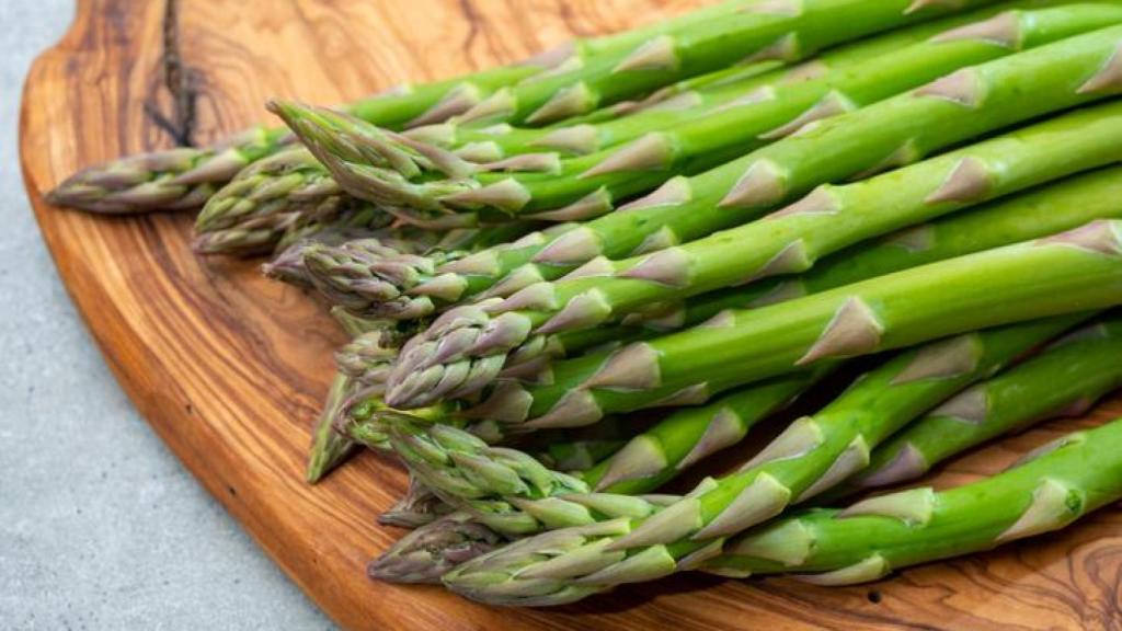 Tabla con espárragos trigueros.