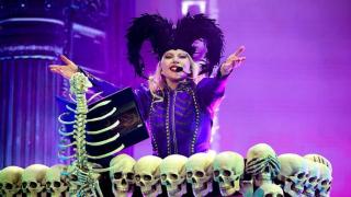 Las siete tendencias en moda de Coachella: del viaje a 2007 con Travis Scott a los tonos oscuros con encajes con Lady Gaga