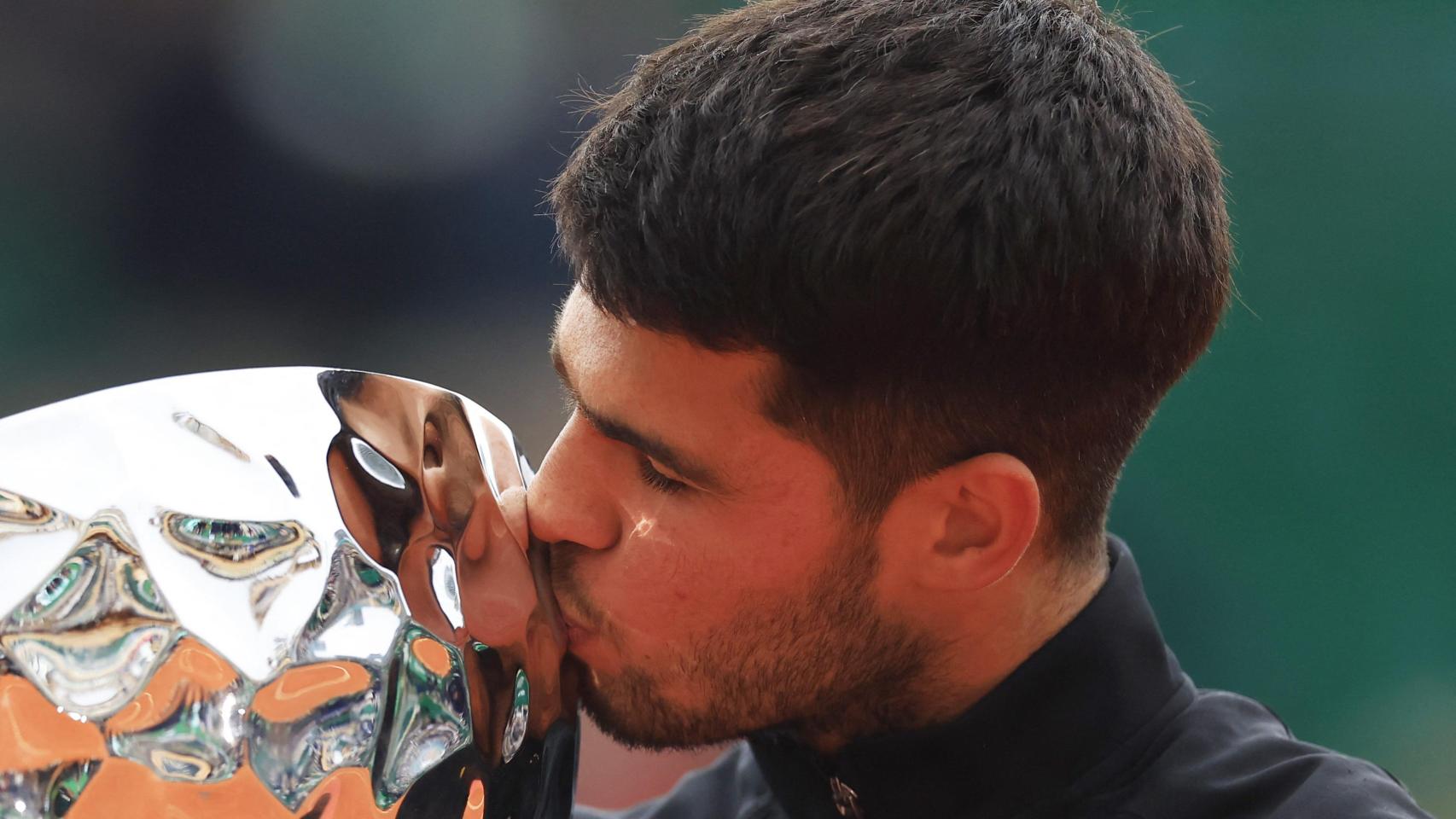 Carlos Alcaraz besa el trofeo que le acredita como campeón del Masters 1.000 de Mónaco.