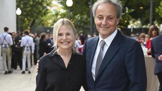 Encontramos la falda naranja que lució Eugenia Martínez de Irujo en la boda de Triana Jiménez y Juan Silva en Sevilla