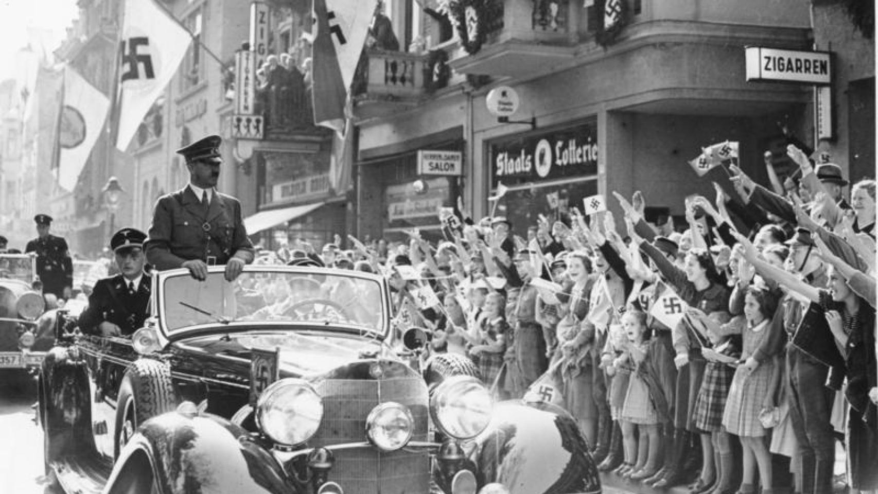 Adolf Hitler en Bonn, 1938. Foto: Wikimedia Commons.
