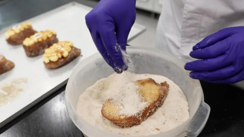 Elaboración de torrijas en la cocina.