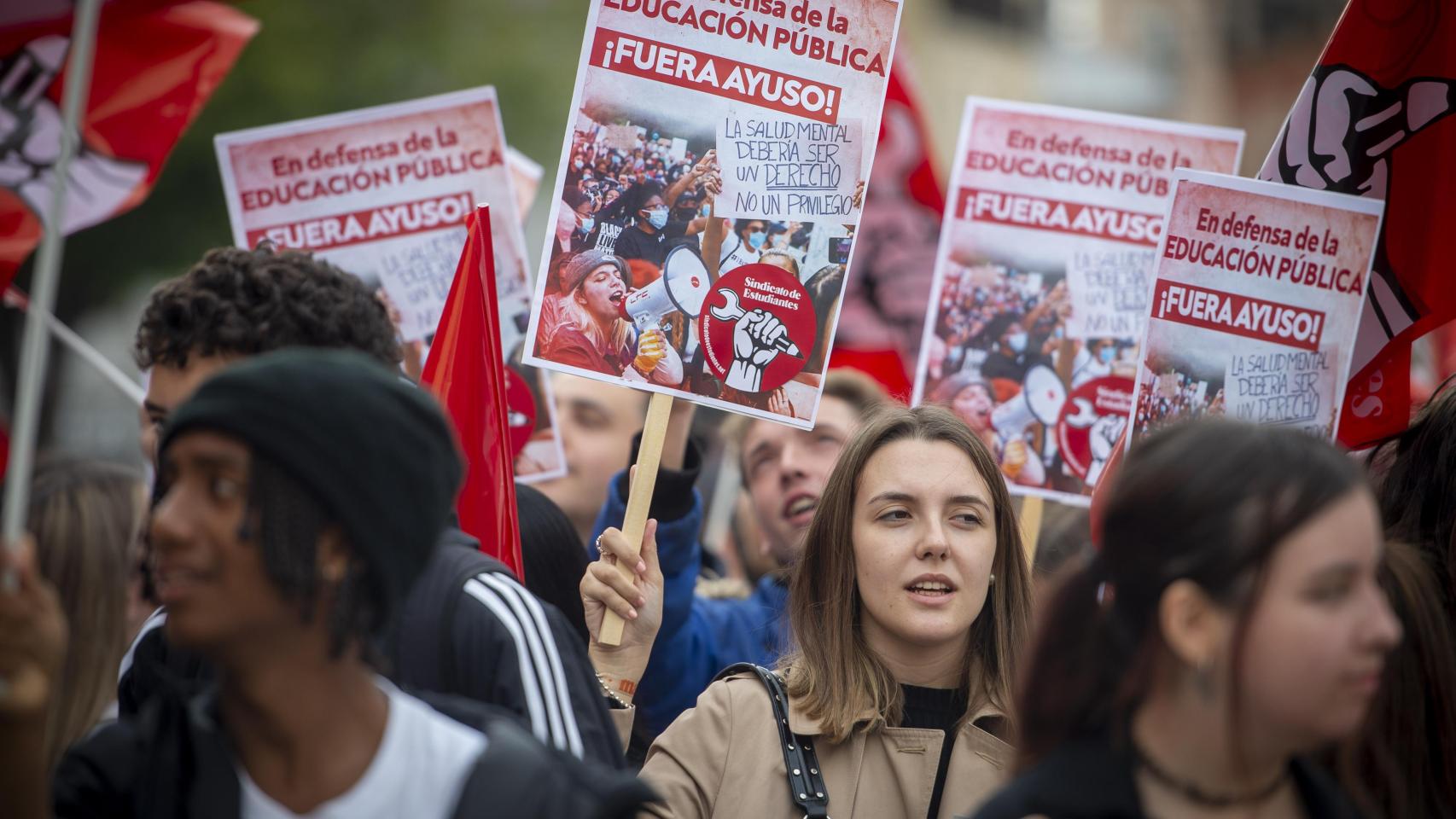 Imagen de archivo de una manifestación de estudiantes, con pancartas que rezan 'En defenda de la Educación Pública, ¡Fuera Ayuso!'.