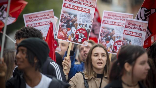 Varios estudiantes, con pancartas que rezan 'En defenda de la Educación Pública, ¡Fuera Ayuso!' durante una manifestación en defensa de la salud mental de los estudiantes, a 27 de octubre de 2022.