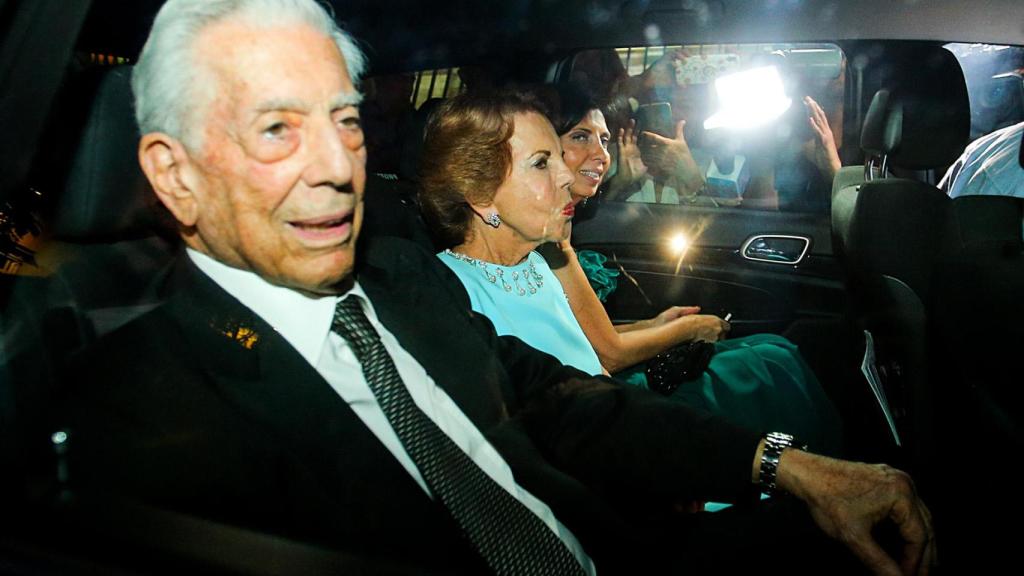 Mario Vargas Llosa y su exmujer, Patricia, horas antes de la boda de su nieta Josefina. Año 2023.