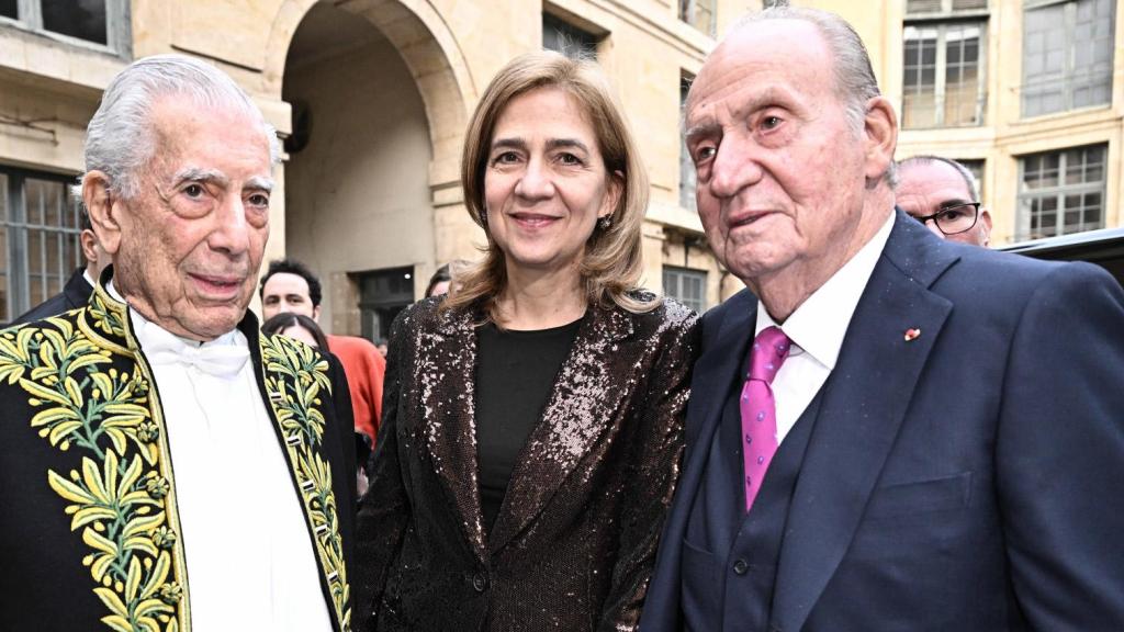 Juan Carlos acudió a París acompañado de su hija Cristina por invitación del propio Vargas Llosa.