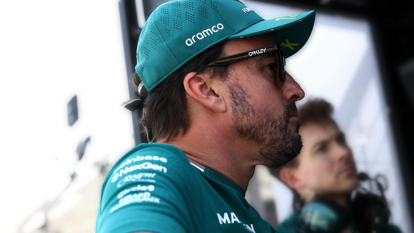 Fernando Alonso, en el muro de Aston Martin durante el GP de Baréin 2025