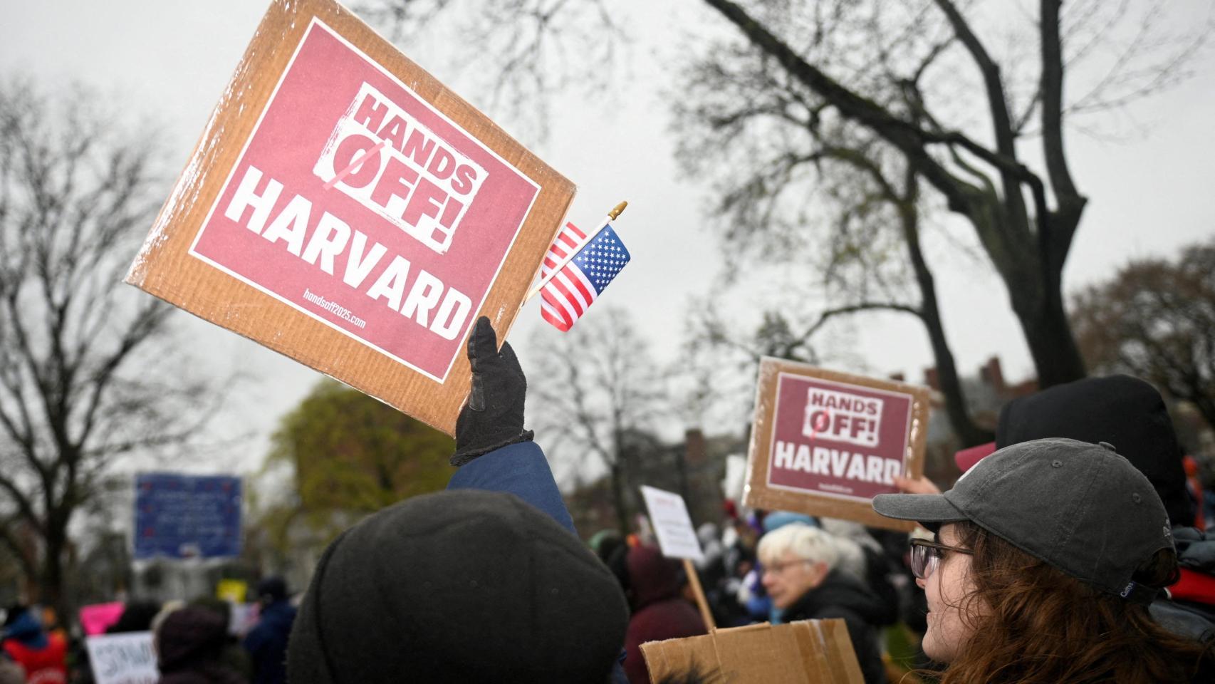 Manifestación de estudiantes para que la Universidad de Harvard resista frente a las demandas de Trump.