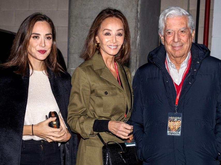 Tamara Falcó junto a su madre, Isabel Preysler, y el Nobel de Literatura, Mario Vargas Llosa, en un acto en 2019.