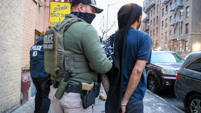Un agente detiene a un inmigrante en una operación policial en enero de 2025 en Nueva York.