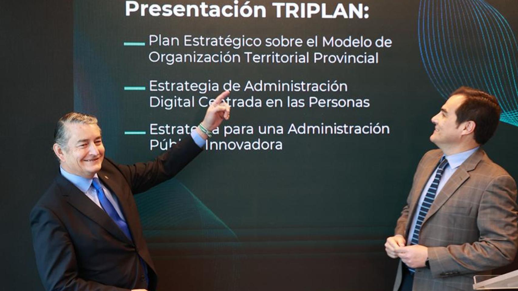 El consejero de Presidencia, Antonio Sanz, y el consejero de Justicia, José Antonio Nieto, en la presentación de la iniciativa 'Triplán'.