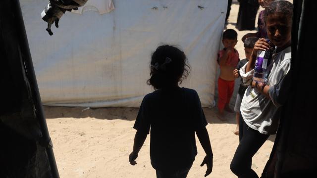 Un grupo de niños en un campo de refugiados gazatí.