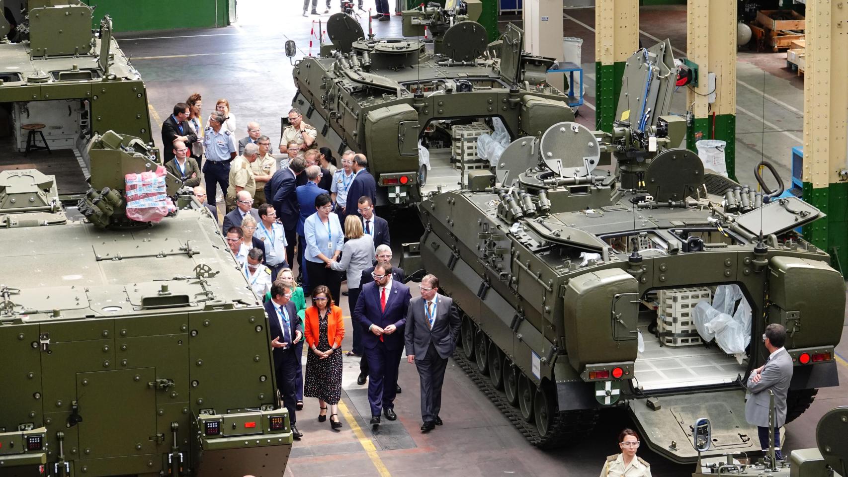 La ministra de Defensa, Margarita Robles, y el presidente del Principado en funciones, Adrián Barbón, durante una visita a la fábrica de Santa Bárbara Sistemas en Trubia.