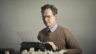 Un hombre escribiendo a máquina. Foto: Andrea Piacquadio/Pexels
