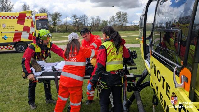 El hombre siendo rescatado por el Grupo de Rescate y Salvamento
