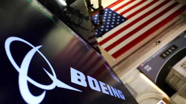 Una pantalla de la Bolsa de Nueva York muestra el logo de Boeing.