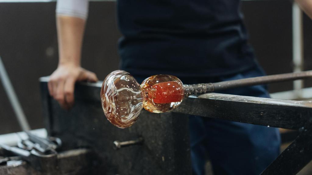 Soplado de vidrio para frascos en la Academia del Perfume.