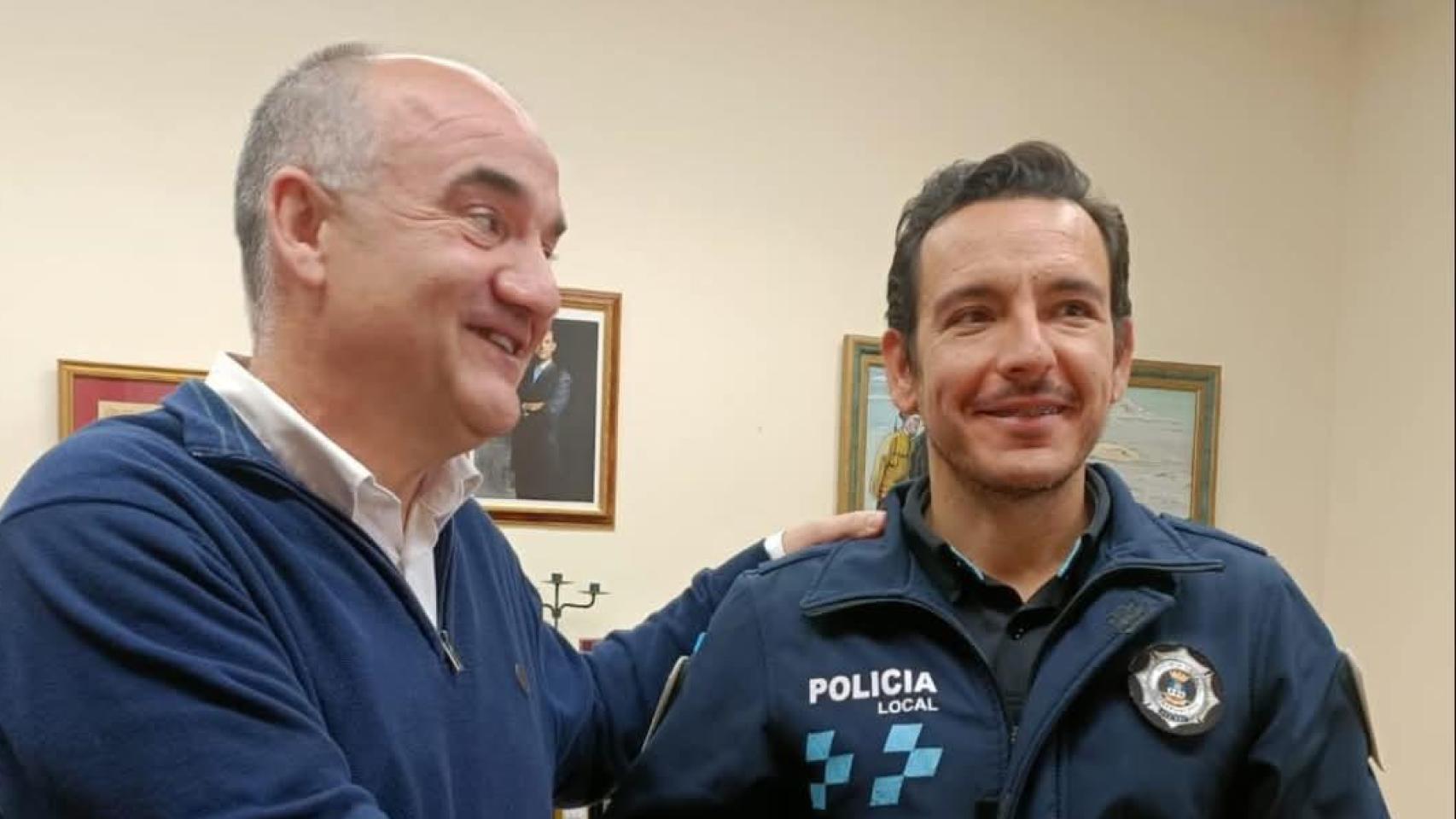 Valentín Bueno, alcalde de Villarrobledo, felicita al policía local José Losa.