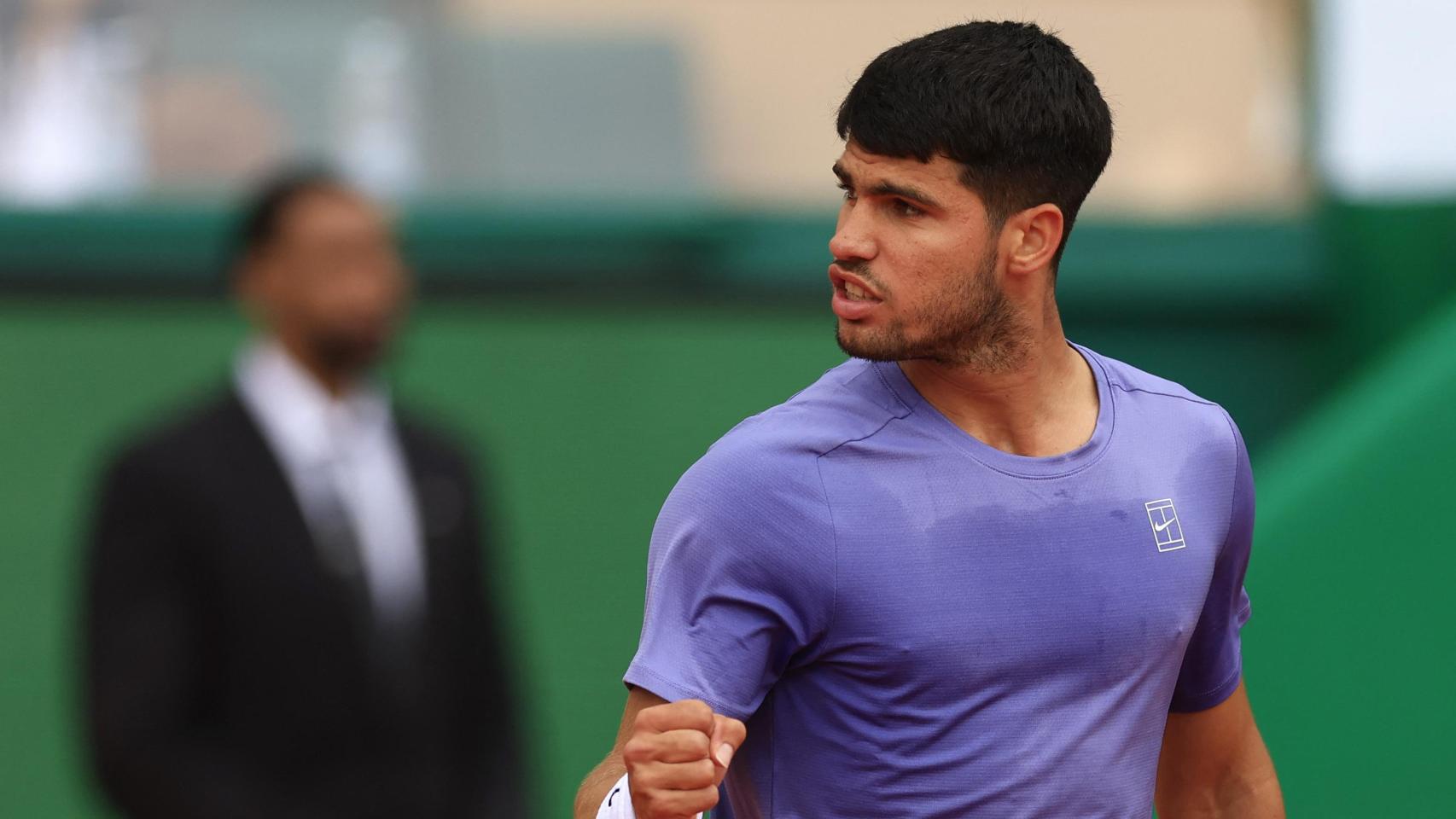 Carlos Alcaraz celebra un punto.