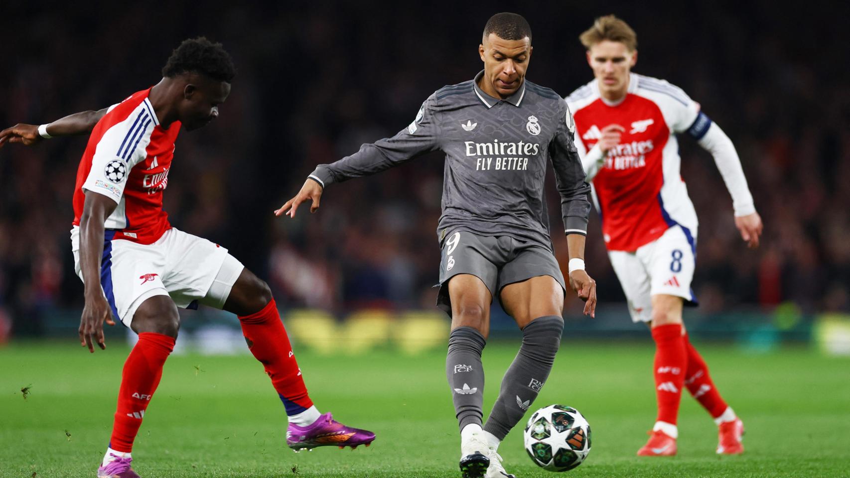 Mbappé presionado por Saka en el partido ante el Arsenal en el Emirates Stadium.