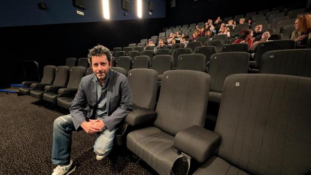 El director Manuel Ríos San Martín en la sala de Alicante donde presenta 'La huella del mal'.