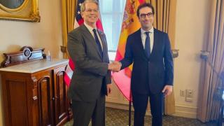 El  secretario del Tesoro de Estados Unidos, Scott Bessent, junto al ministro de Economía español, Carlos Cuerpo.