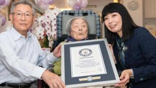 Tomiko Itooka siendo galardonada con el Guinness World Records.