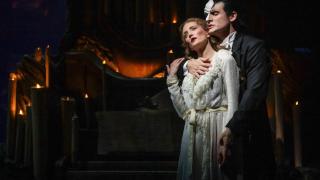 Manu Pilas (el Fantasma) y Judith Tobella (Christine Daaé) en una de las escenas más emotivas de la obra