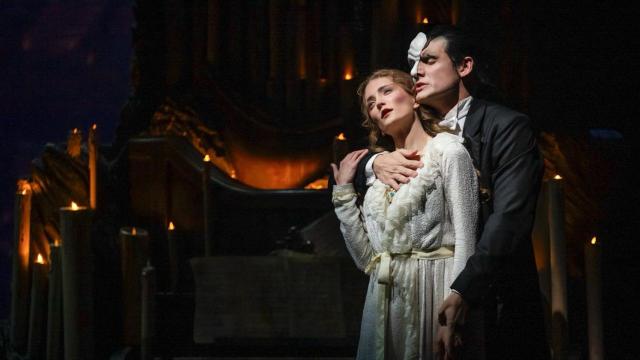 Manu Pilas (el Fantasma) y Judith Tobella (Christine Daaé) en una de las escenas más emotivas de la obra