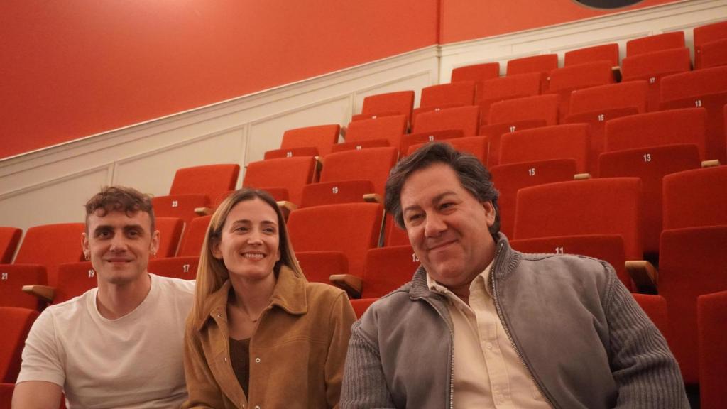 Manu Pilas (El Fantasma), Judith Tobella (Christine Daaé) y Omar Calicchio (Monsieur André). Foto: Gabriel Lavao
