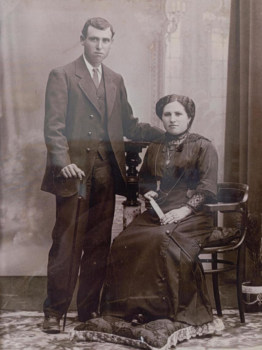 Una foto de principios de siglo de los padres de Concha Lax.