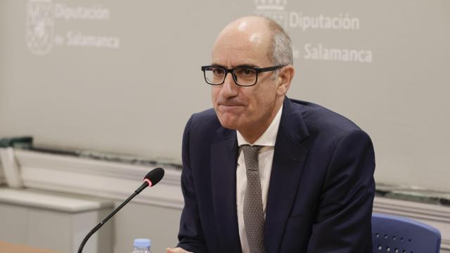 El presidente de la Diputación de Salamanca, Javier Iglesias, en una comparecencia pasada ante los medios de comunicación por la denuncia motivada por la contratación de bomberos voluntarios