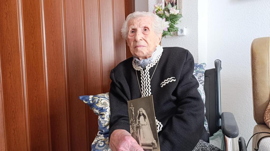 Concha Lax muestra a EL ESPAÑOL una foto de cuando hizo la comunión en 1924.