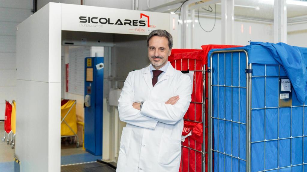 David López, director general de ILUNION TextilCare, nos muestra el arco de trazabilidad 360 ubicado en Vallecas.