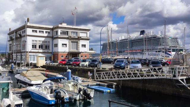Un crucero zarpa esta semana junto a la sede social del Real Club Náutico de La Coruña.
