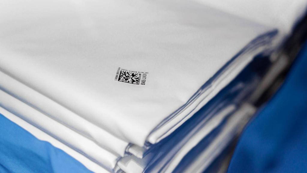En ILUNION TextilCare 'chipean' todas las prendas para tener una trazabilidad 360 de sus textiles.