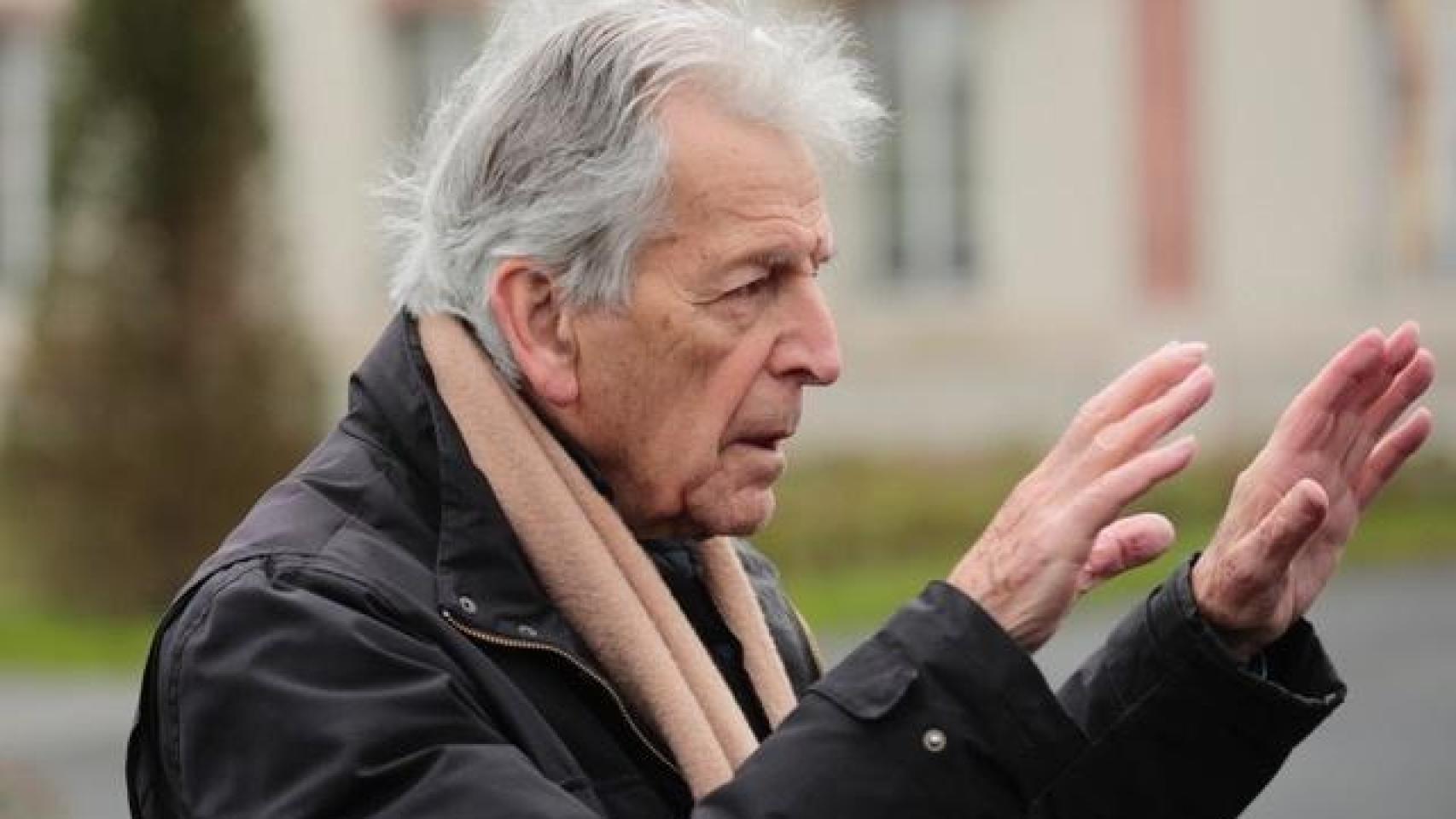 Costa-Gavras durante el rodaje de 'El último suspiro'