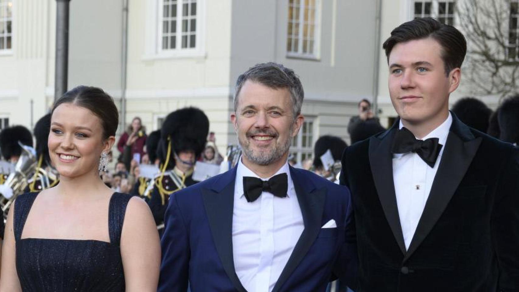 La princesa Isabella de Dinamarca junto a su padre, el rey Federico X, y su hermano Christian en la celebración de su 18 cumpleaños.