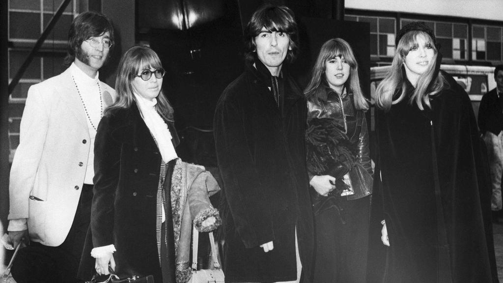 John Lennon y George Harrison en Londres junto a Cynthia Lennon, Patti Boy y su hermana Judy Boyd, en 1968.