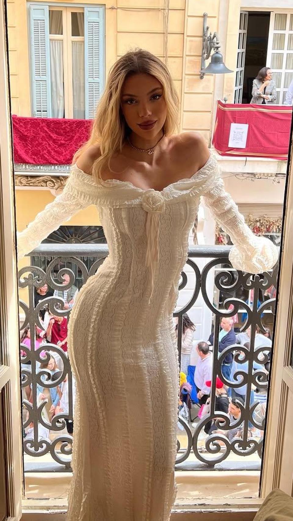 Alejandra Rubio desde el balcón de Montesco Novias.