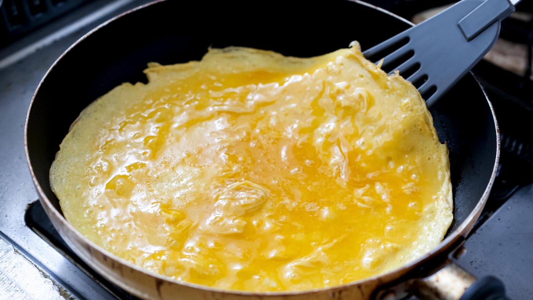 Una persona cocinando una tortilla francesa