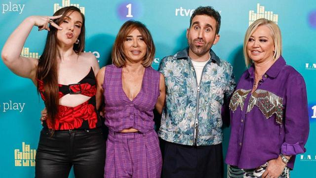 Imagen de los presentadores de 'La familia de la tele'.