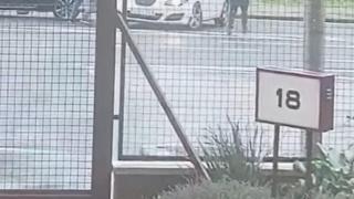 Momento de la grabación donde se observa a los agentes frente al coche de Joján Andres.