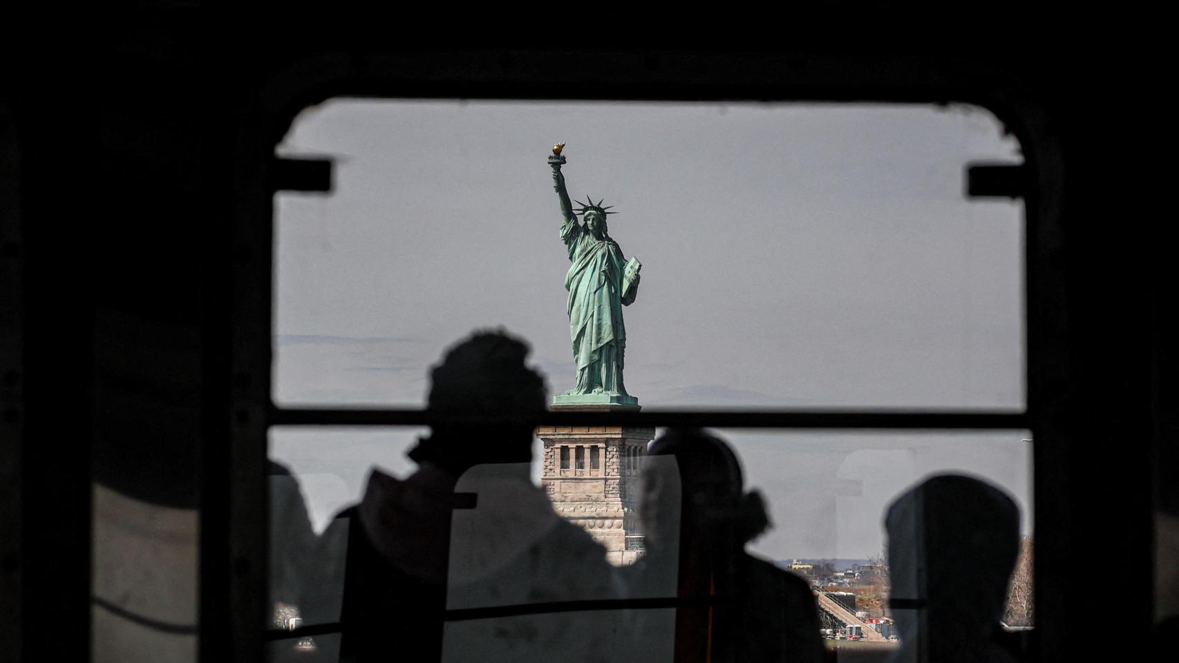La Estatua de la Libertad se ve desde el ferry de Staten Island en la ciudad de Nueva York.