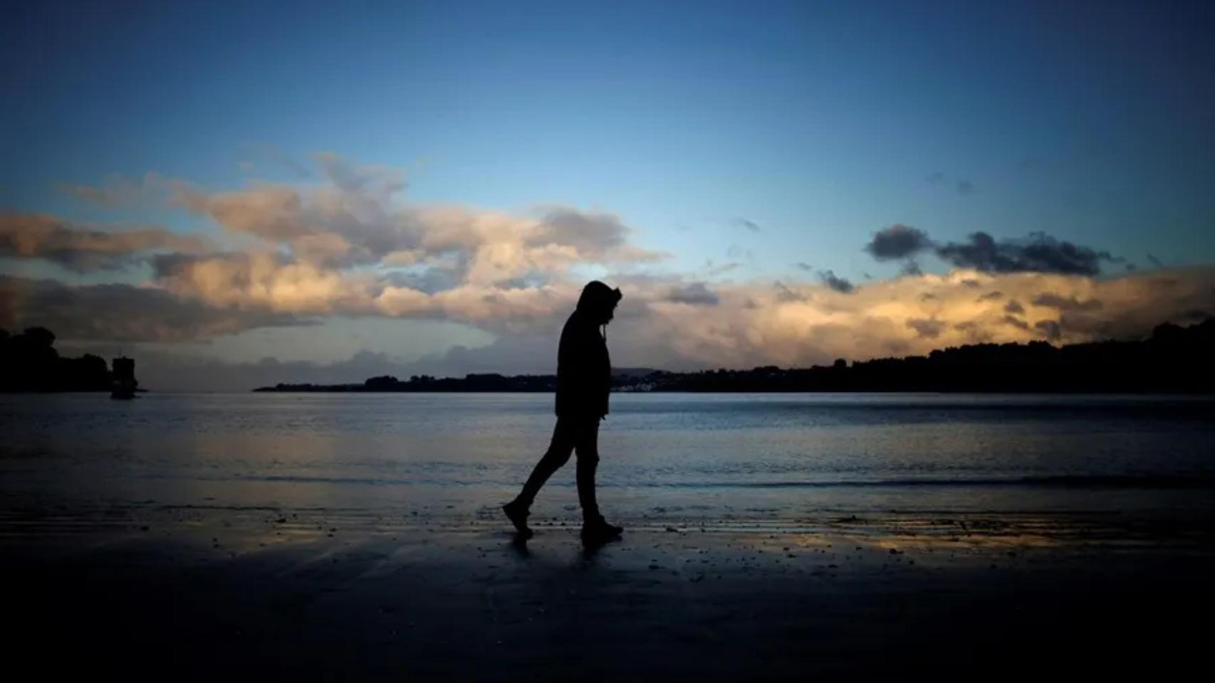 Un hombre camina por la playa de la Magdalena, en el municipio de Cabañas (Galicia).