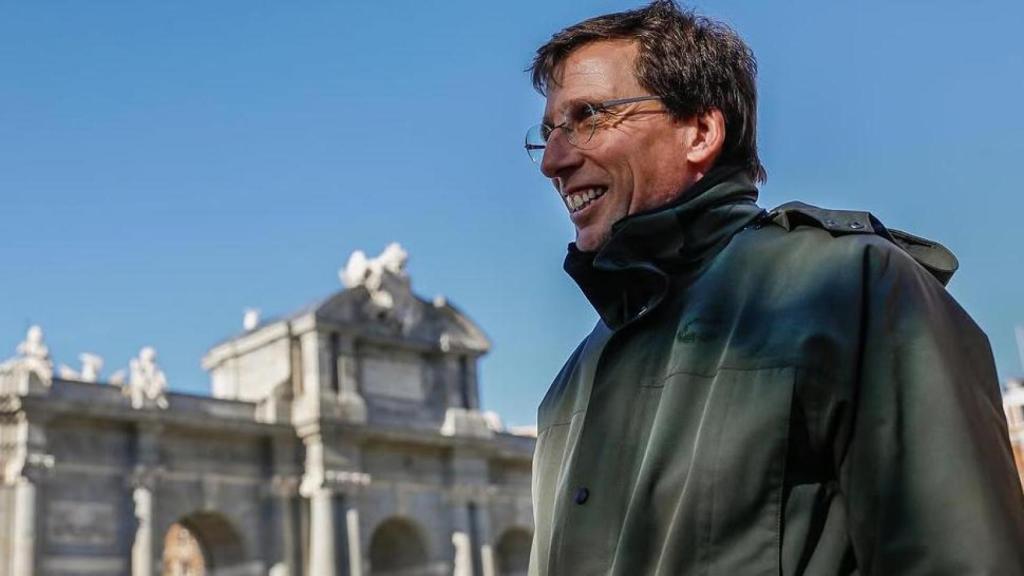 José Luis Martínez-Almeida frente a la Puerta de Alcalá. Imagen de redes sociales.