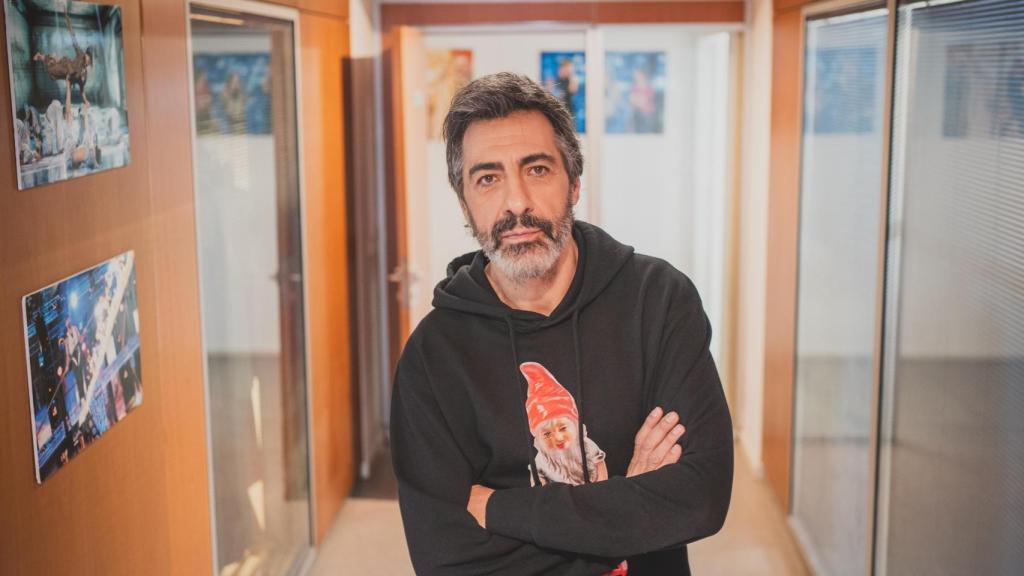 Juan del Val posando durante la entrevista para Magas.