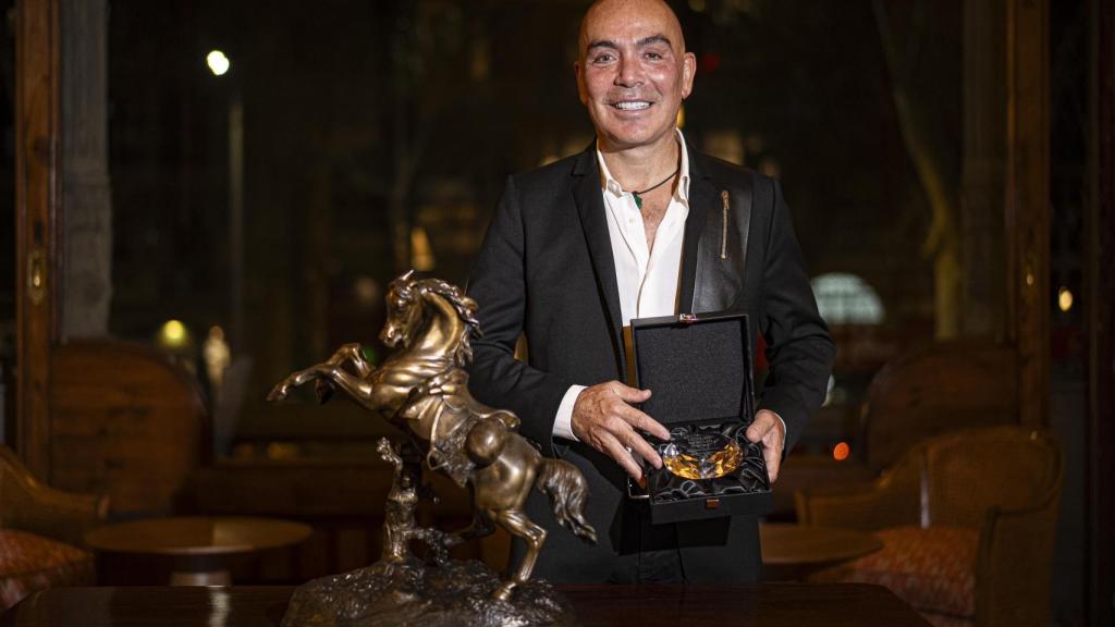 Kike Sarasola posa para la cámara de EL ESPAÑOL con el Premio Gentleman.