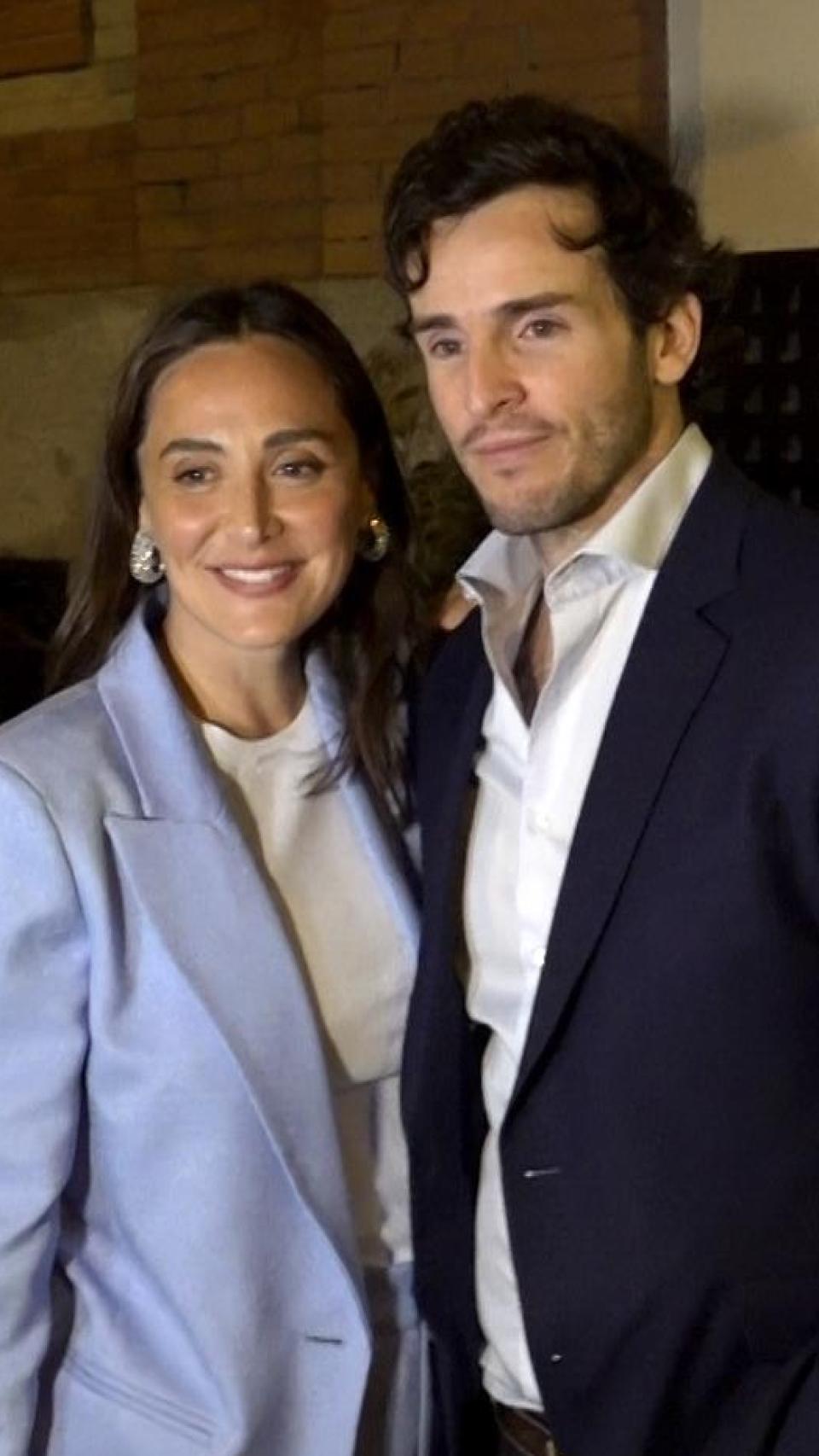 Tamara Falcó y su marido, posando a la salida del restaurante de él.